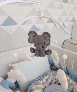 Móbile elefante e nuvens